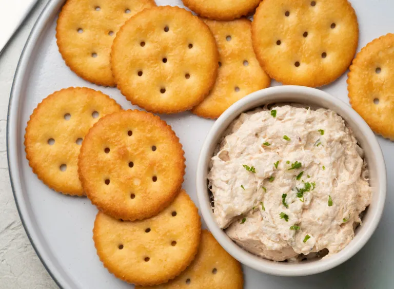 canned-tuna-fish-salad-crackers