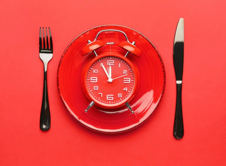 clock-plate-fork-knife-intermittent-fasting-concept