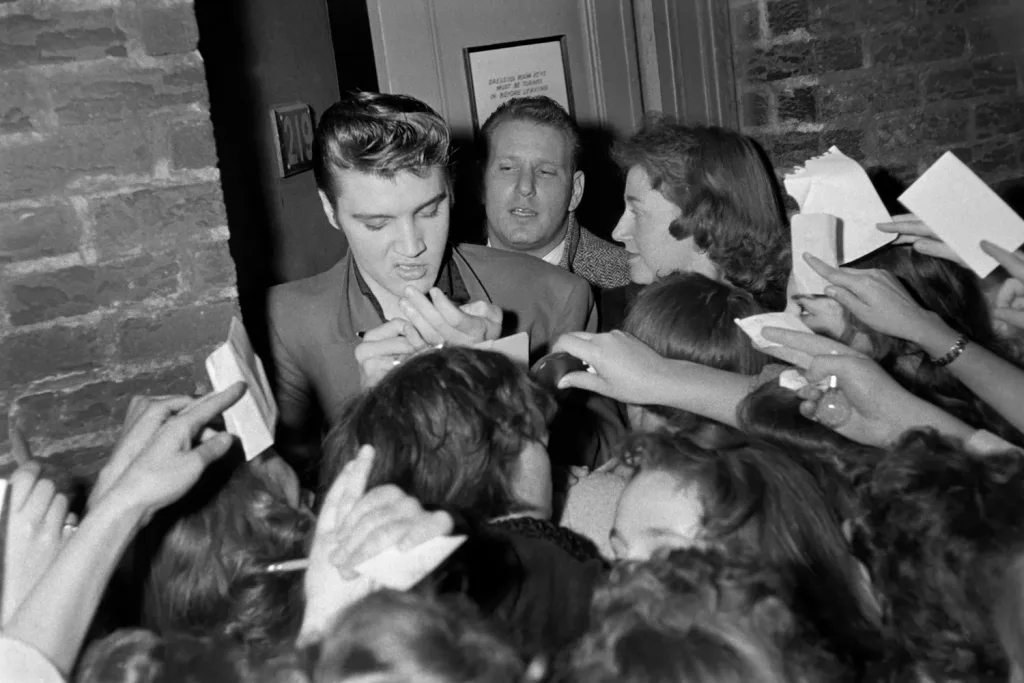 elvis-crowd
