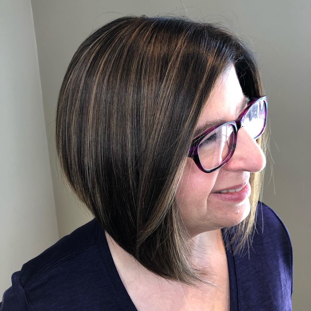 face-framing-inverted-bob-for-women-over-50-with-round-face