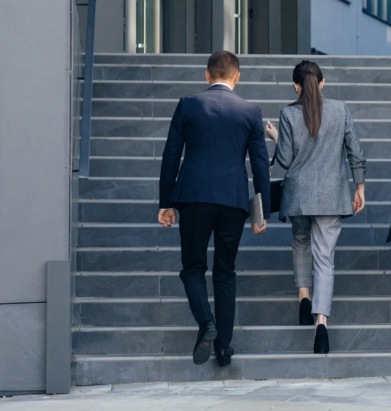 shutterstock_1808188141-hollysbirthmarkwasabouttodestroytheweddingandrevealafamilysecret-businesspeoplewalking-jpg-pro-cmg