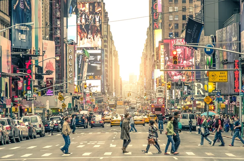 shutterstock_204323464-hollysbirthmarkwasabouttodestroytheweddingandrevealafamilysecret-timesquarenewyorkcity-jpg-pro-cmg