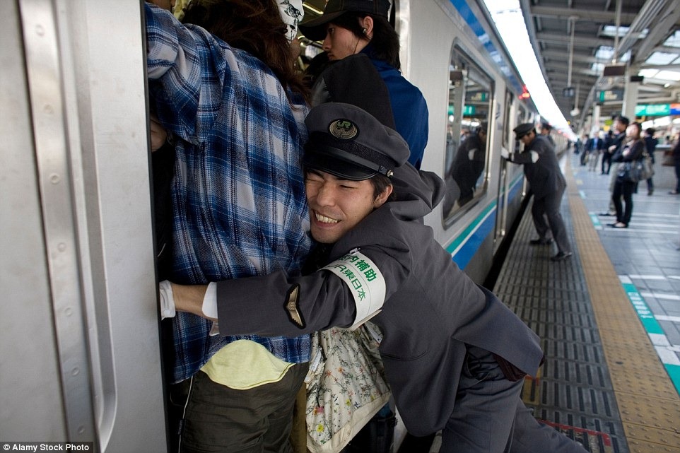 tokyo-subway-pushers-36