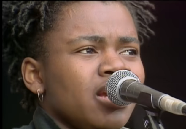 1299-tracy-chapman-talkin-about-a-revolution-official-music-video-00-00-48