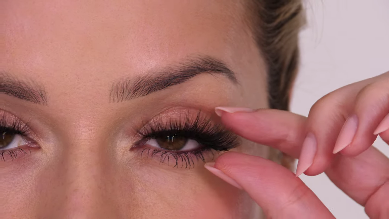 2-how-to-remove-mascara-with-just-water-shonagh-scott-00-00-04