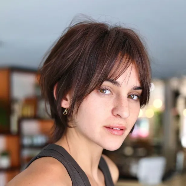 3-short-brunette-cut-cqt13x8ja5k