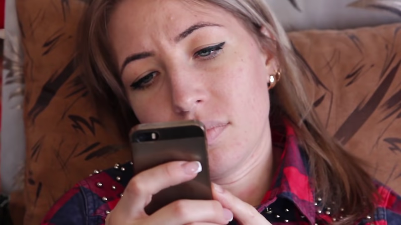 6-15-texting-signs-hes-not-actually-interested-00-00-10