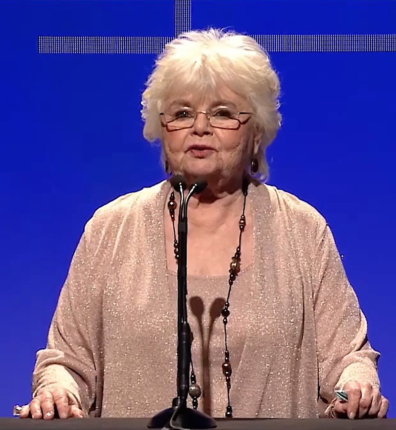 800px-june_squibb_at_art_directors_guild_18th_award_show