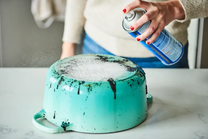 get-your-le-creuset-looking-brand-new-with-this-clever-tip-from-reddit_015