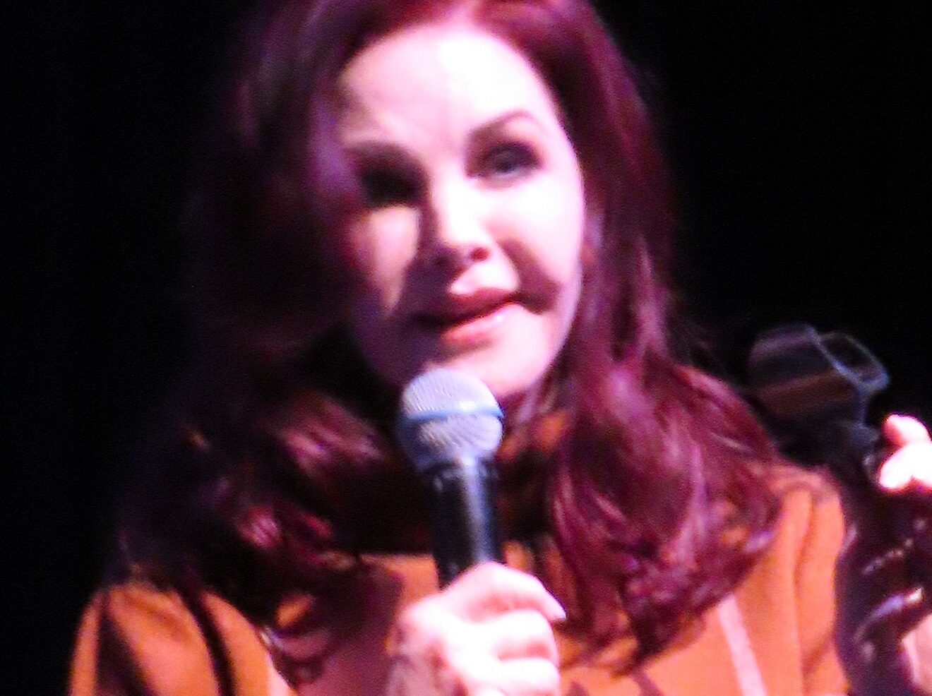 priscilla_presley_at_bd_pops_concert_1-1