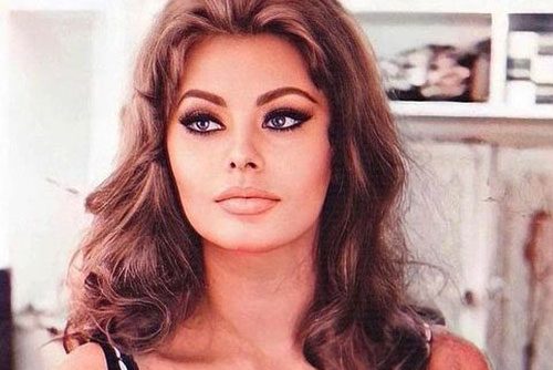 sofia-loren-in-cat-eye-makeup