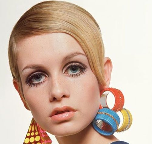 twiggy-posing-with-60s-geometric-earrings