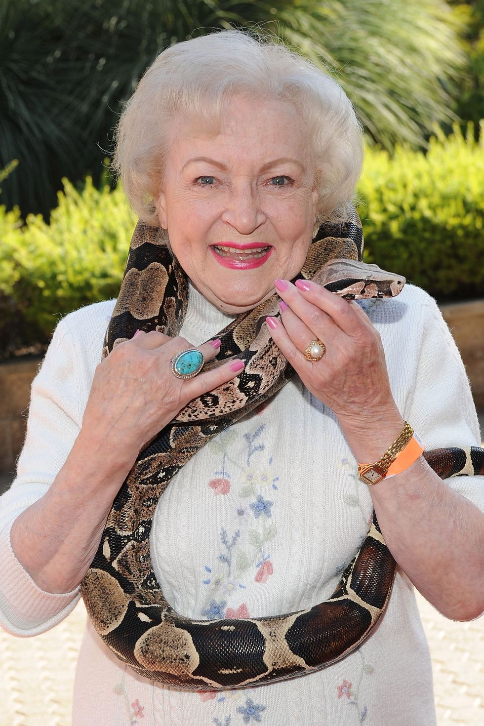 actress-betty-white-poses-with-a-snake-at-the-greater-los-news-photo-1578778752