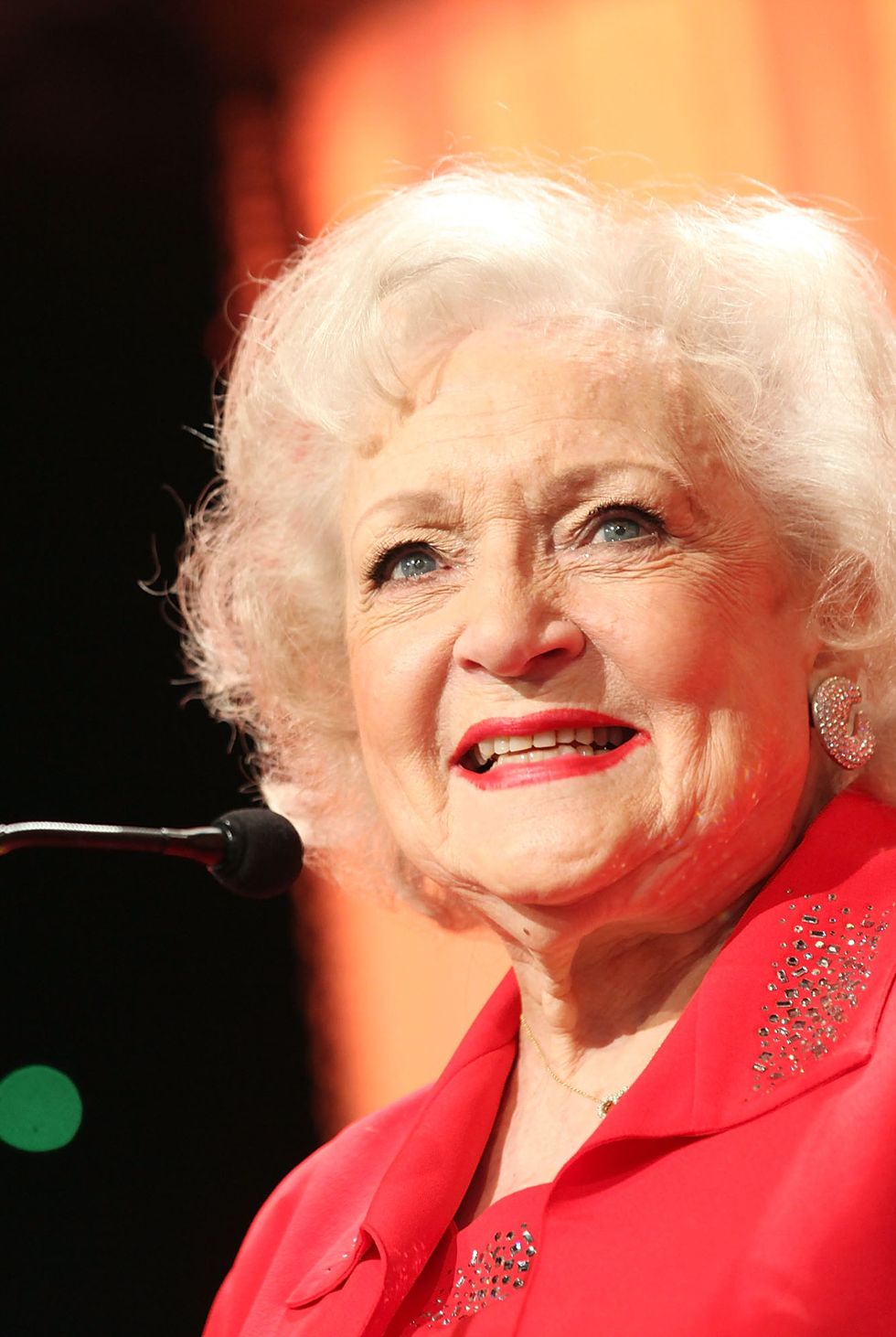 actress-betty-white-speaks-during-the-innaugural-american-news-photo-1578776337