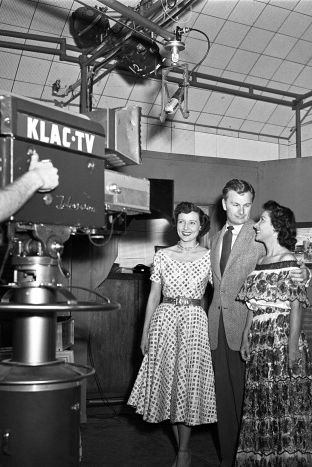 american-actress-betty-white-actor-eddie-albert-and-an-news-photo-1578783161