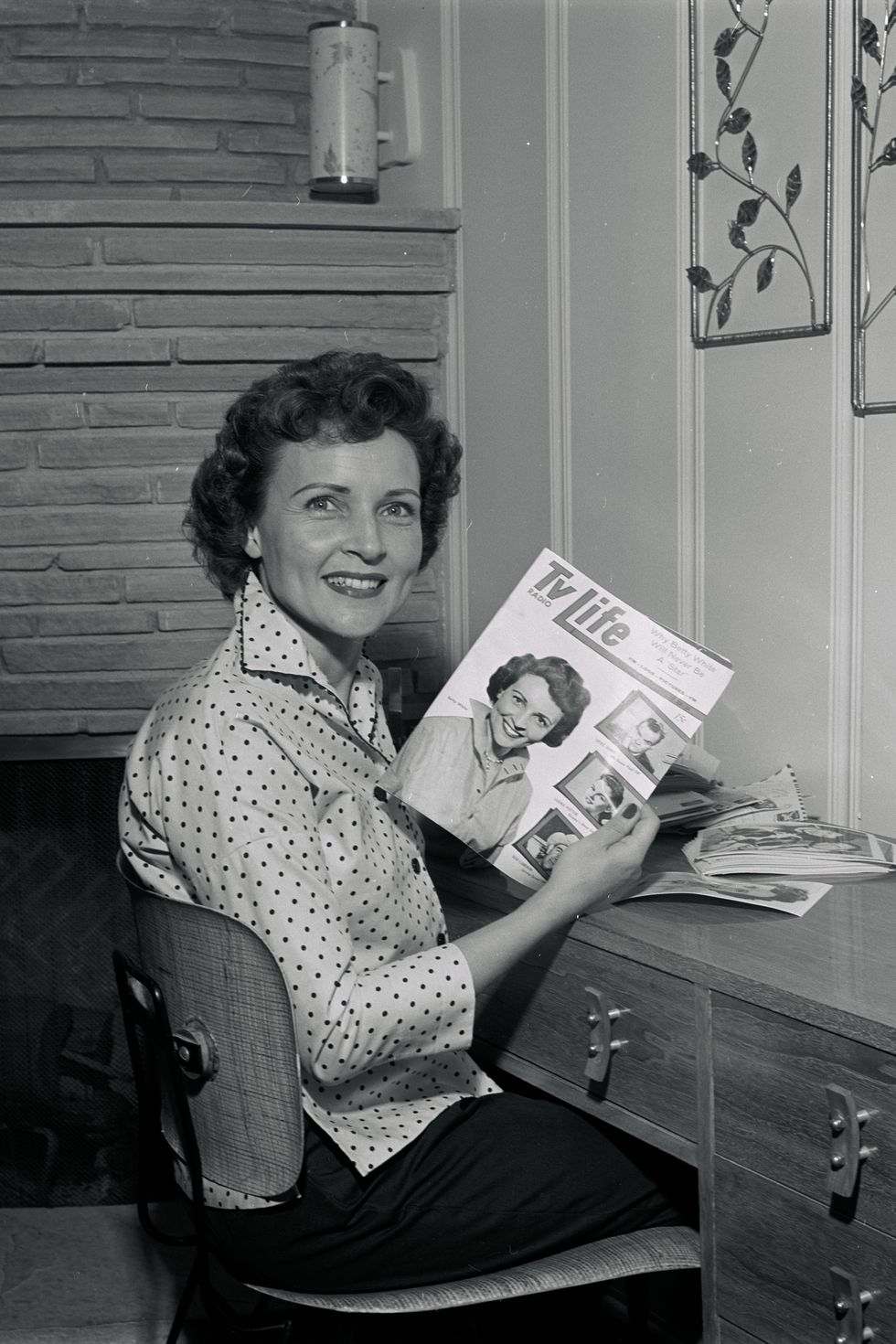 betty-white-at-home-aired-on-may-6-1957-betty-white-news-photo-1578764393
