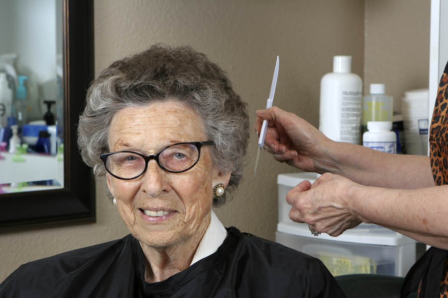 senior-woman-at-the-hair-salon
