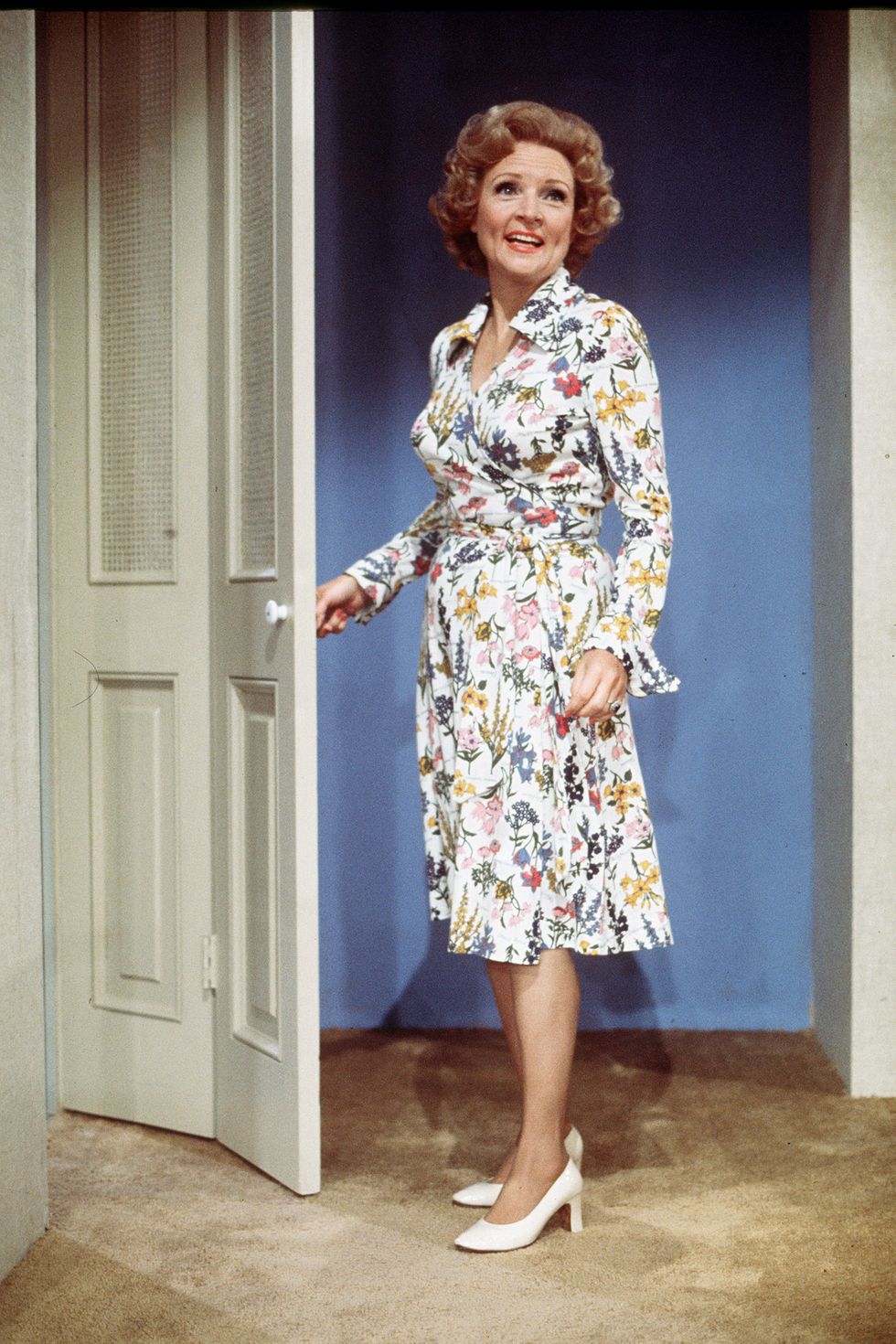 cast-member-betty-white-as-sue-ann-nivens-image-dated-1975-news-photo-1578771994