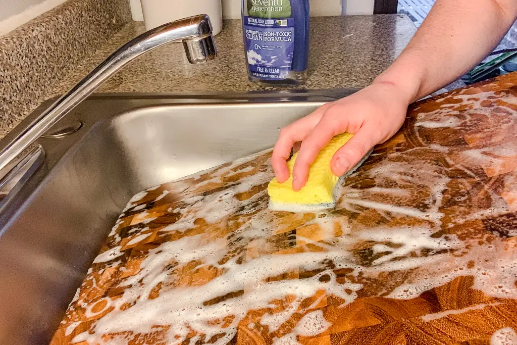 cleaneverything-cuttingboards-2048px-washingboard