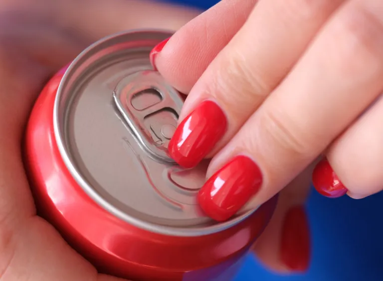 close-up-opening-soda-can