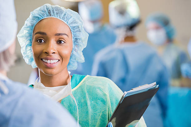 surgical-technician-or-nurse-consulting-with-surgeon-in-operating-room