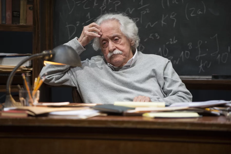 mike-nussbaum-as-einstein-2_custom-d98e8b6f7dce3c2828c7410bb1a9e75efac09efc-s900-c85