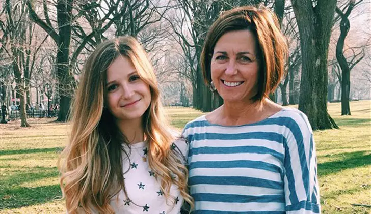 mom-takes-selfies-in-daughters-dorm-but-regrets-it_1
