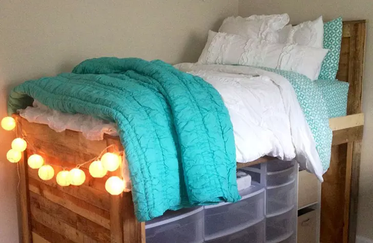 mom-takes-selfies-in-daughters-dorm-but-regrets-it_10