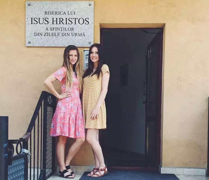mom-takes-selfies-in-daughters-dorm-but-regrets-it_16