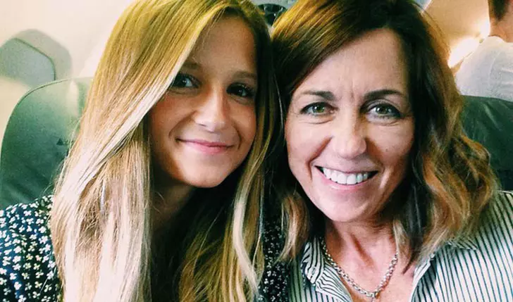 mom-takes-selfies-in-daughters-dorm-but-regrets-it_2