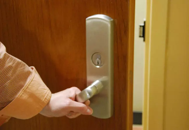 mom-takes-selfies-in-daughters-dorm-but-regrets-it_8
