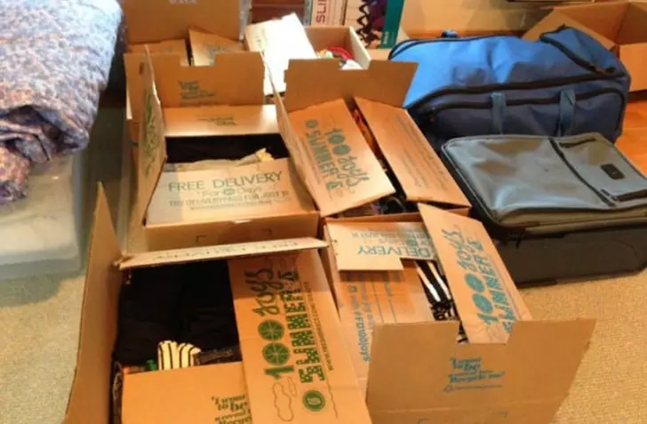 mom-takes-selfies-in-daughters-dorm-but-regrets-it_9