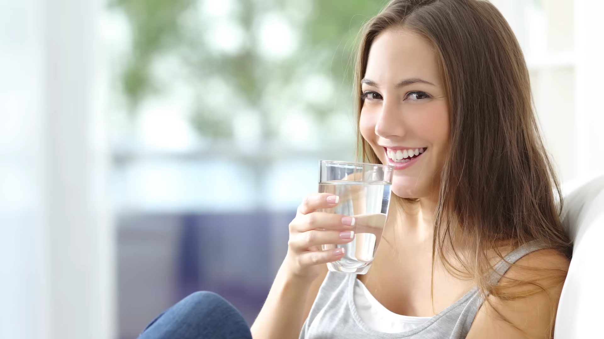 146-8-powerful-health-benefits-of-drinking-water-00-04-28