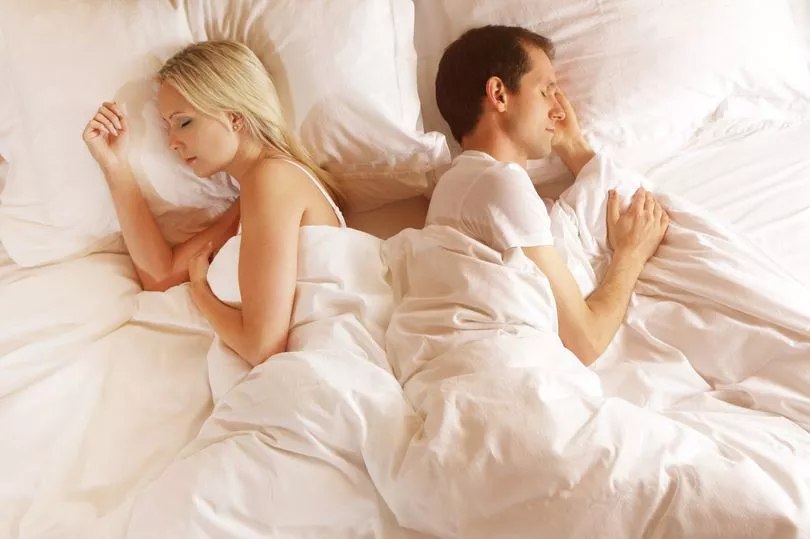1_prod-couple-in-bed-asleep-back-to-back