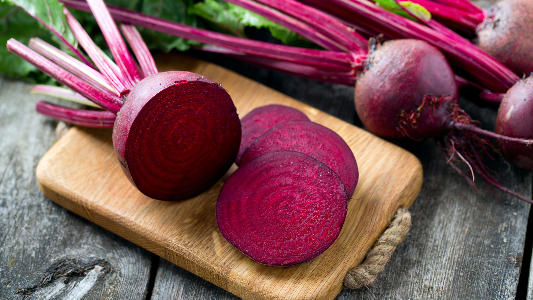 fresh-sliced-beetroot-on-wooden-surface