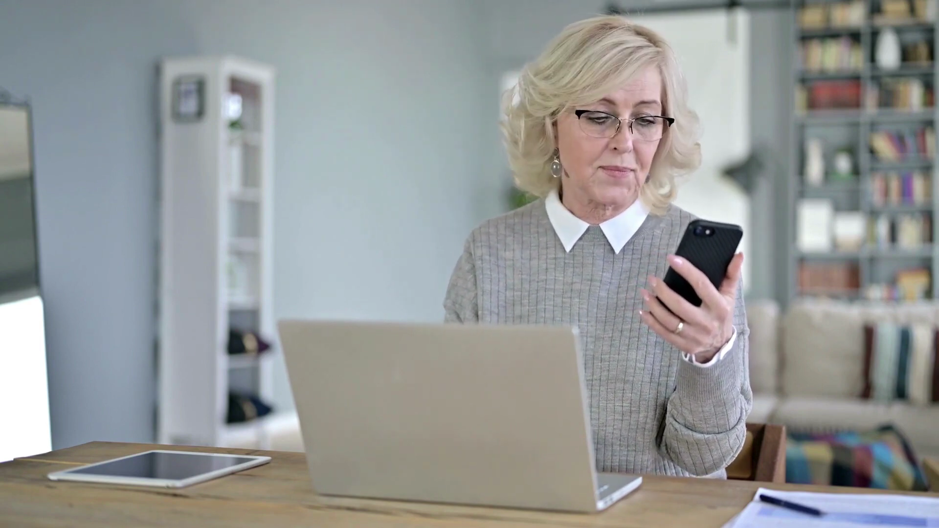58-how-to-text-an-older-woman-you-like-and-keep-her-interested-00-01-02