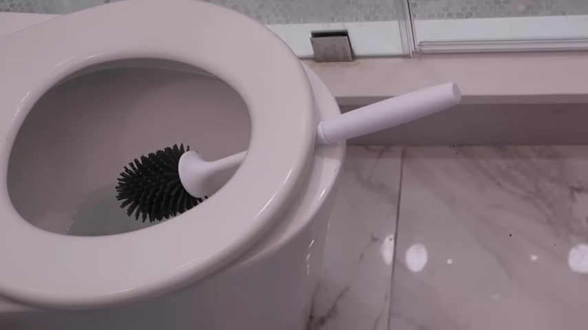 94-15-genius-cleaning-hacks-from-professional-housekeepers-00-01-54