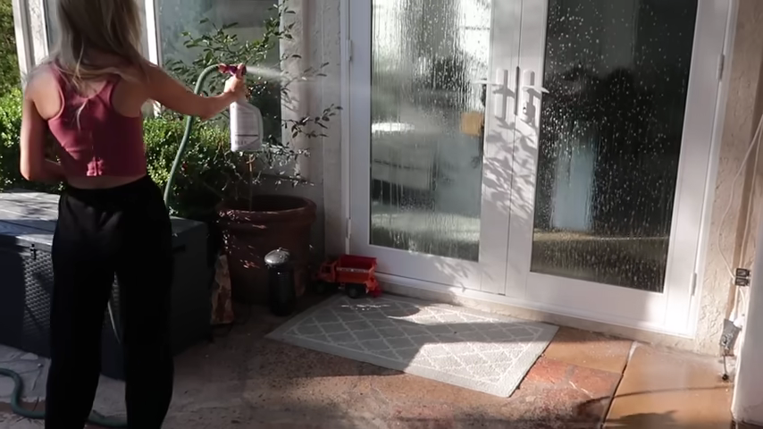 94-15-genius-cleaning-hacks-from-professional-housekeepers-00-06-34