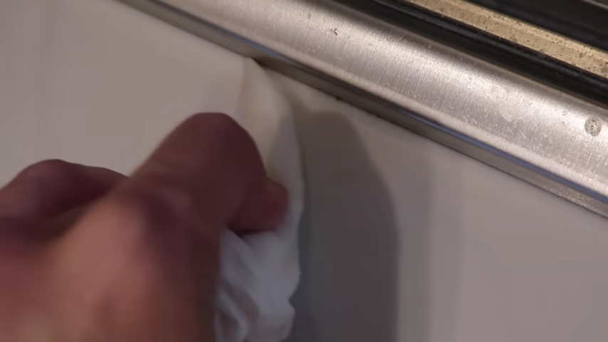 94-15-genius-cleaning-hacks-from-professional-housekeepers-00-07-32