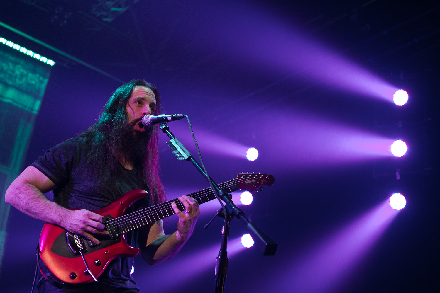 john_petrucci_of_dream_theater_2014_at_mitsubishi_electric_hall_dusseldorf