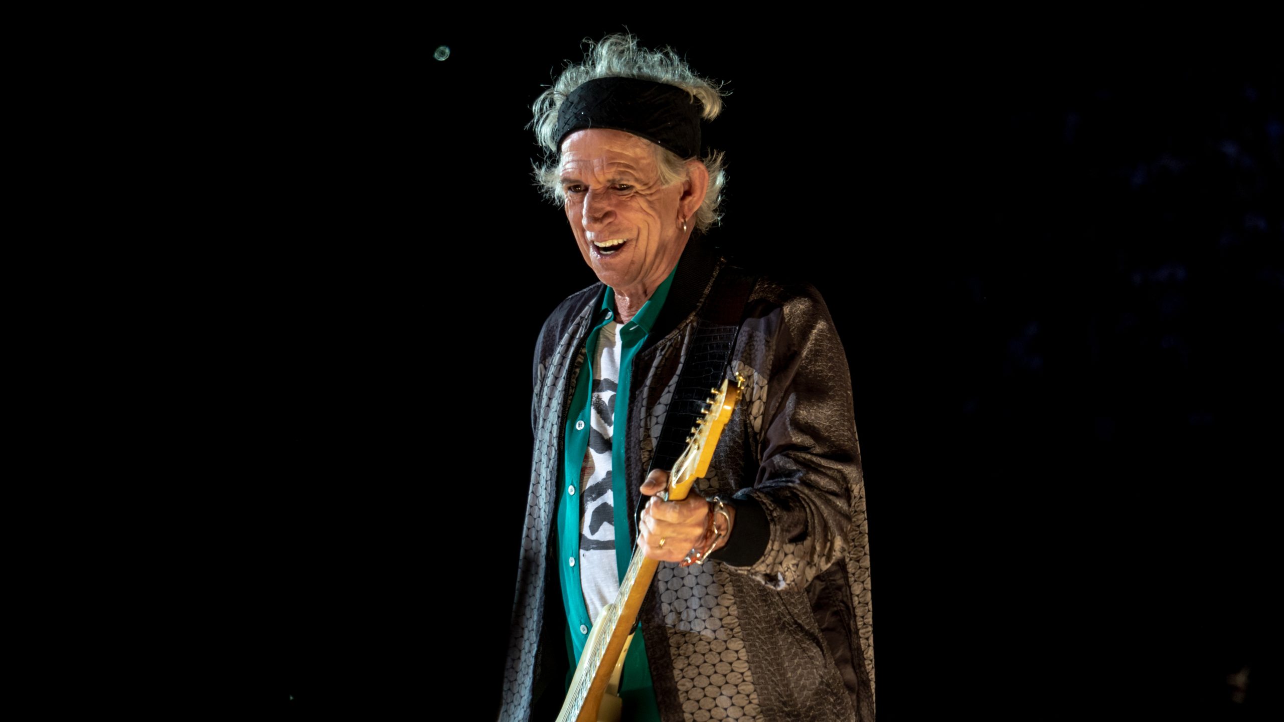 keith_richards_smiles_onstage_while_playing_guitar_in_london_-_22_may_2018_40532918910