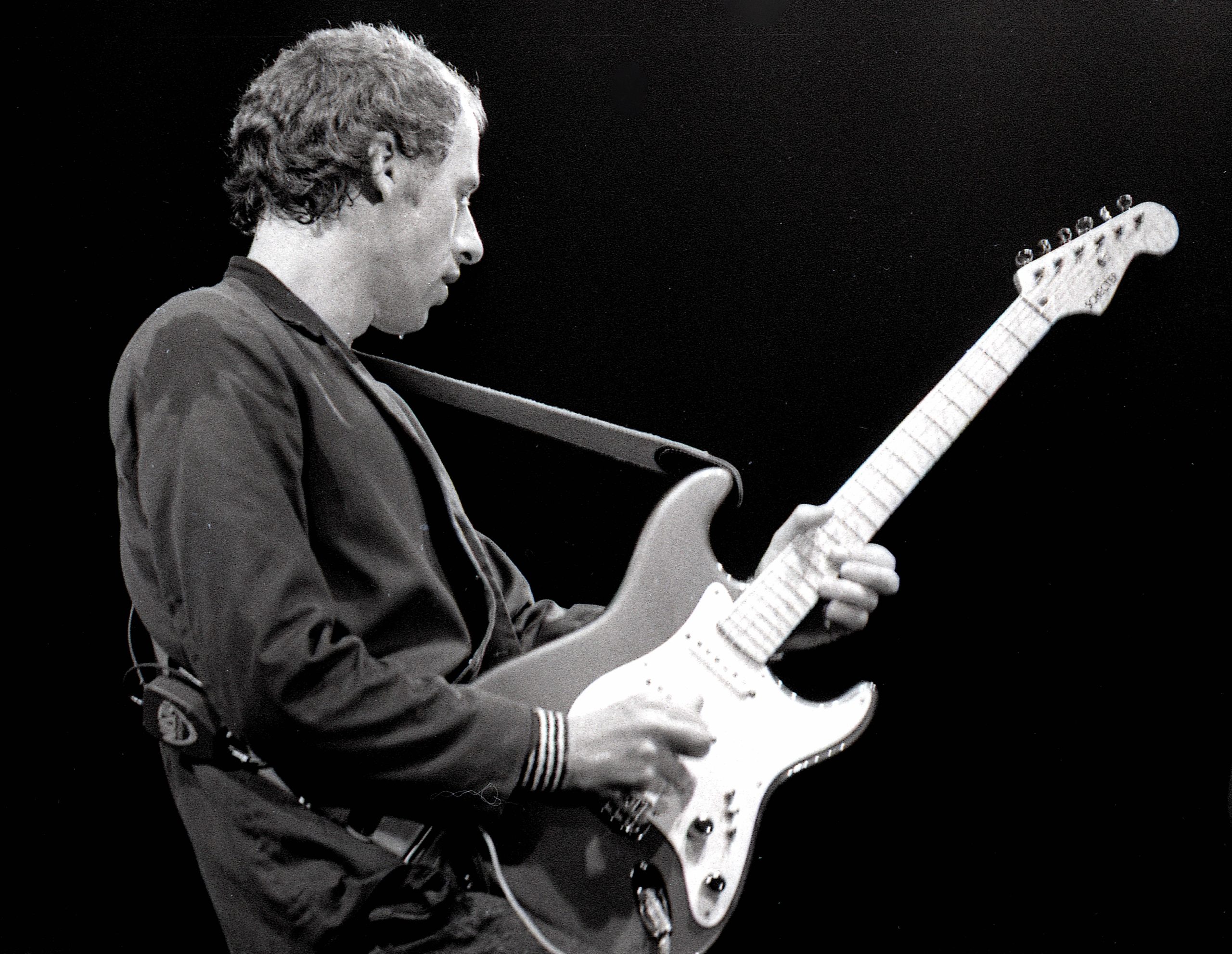 mark_knopfler_with_schecter_stratocaster_amsterdam_1981