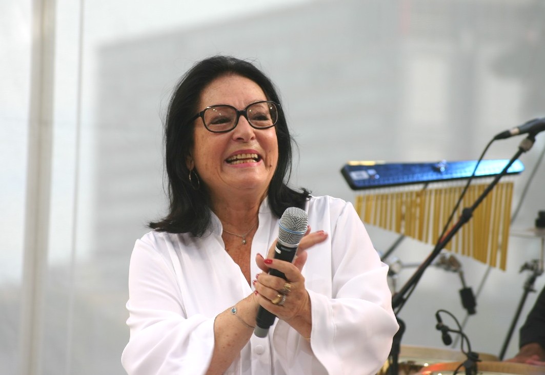 nana_mouskouri_2012_04