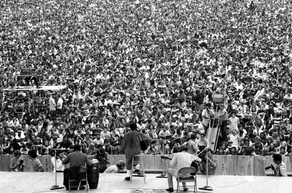 richie-havens-woodstock-crowd-atmosphere-1969-u-billboard-1548