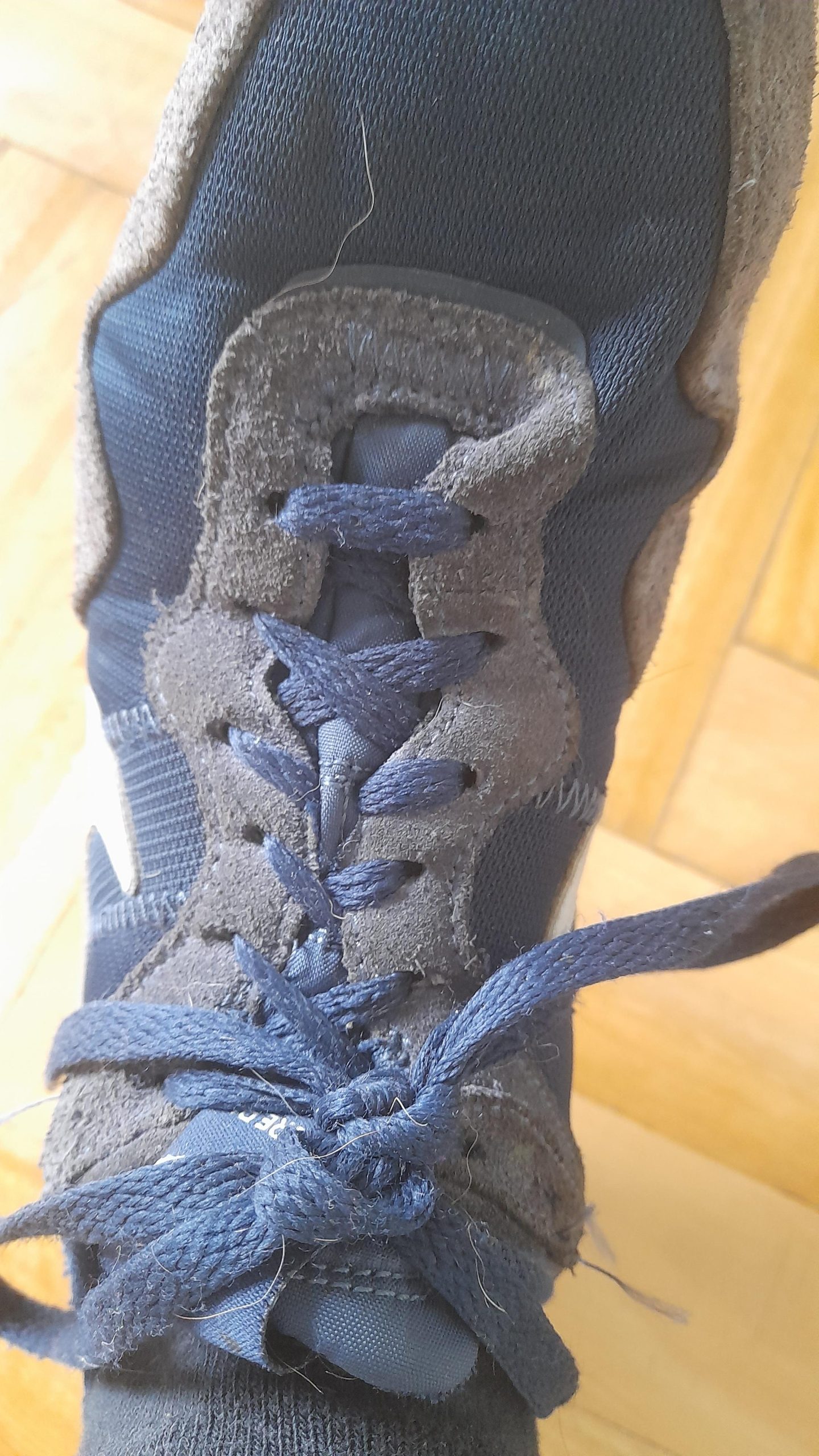 tightening-those-laces-scaled