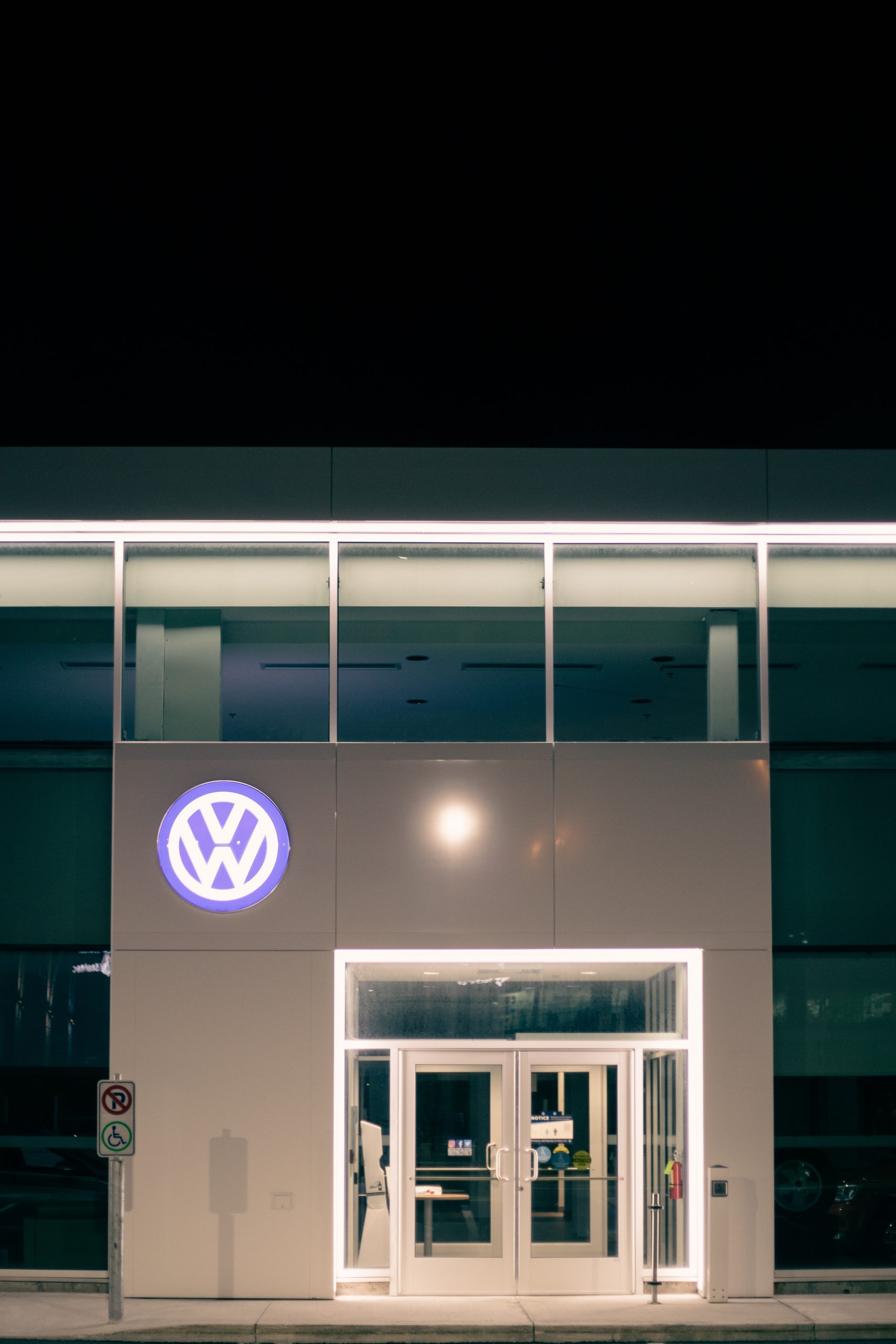 pexels-erik-mclean-5864157