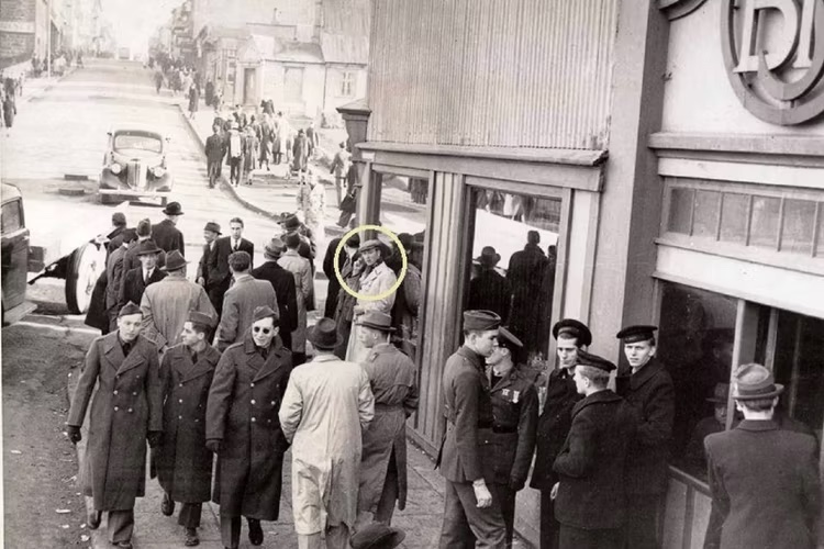 147505-cameras-feature-photographic-proof-of-time-travellers-or-just-hoax-and-coincidence-image12-9kgj8vrn3f-copy