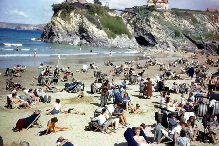 147505-cameras-feature-photographic-proof-of-time-travellers-or-just-hoax-and-coincidence-image4-2lwzvqqsnf-copy
