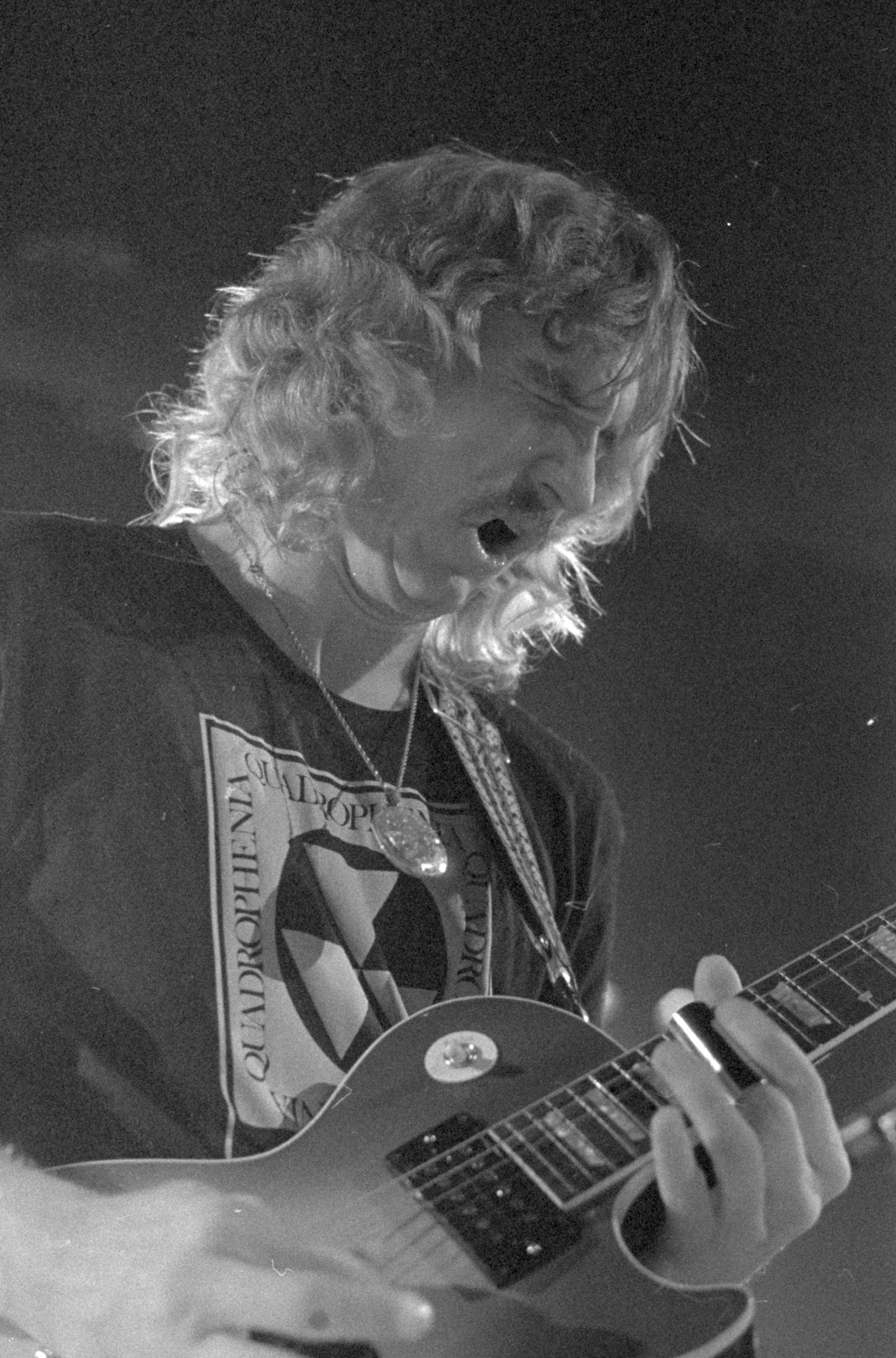 joe_walsh_playing_slide_guitar