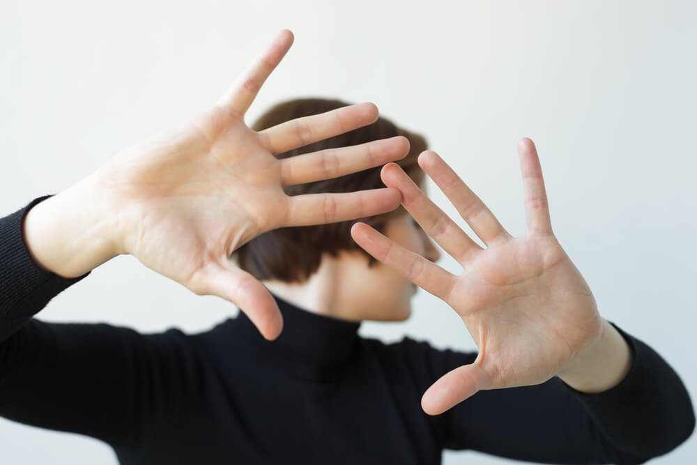 woman-avoiding-conflict